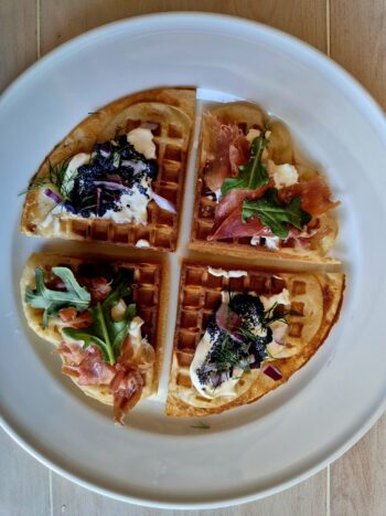 Servering av kaffe, mineralvann, alle rettigheter, kreative vafler, norsk/spansk-inspirert tapas, italiensk is // Eventhuset Sandefjord